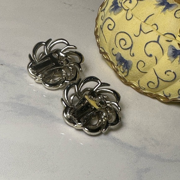 Vintage Coro Clip-on Floral Earrings Silver Tone - Picture 4 of 8